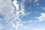 ciel bleu avec nuages découverte de la thérapie EMDR